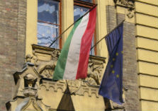 Hongaars regeringsgebouw met Hongaarse en Europese vlag