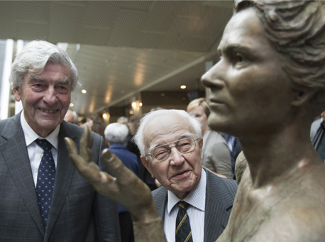 Borstbeeld Marga Klomp met oud-premiers De Jong en
Lubbers