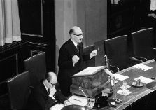 Zwart-witfoto van minister Schut in de Eerste Kamer op 23 december 1968