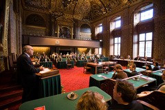 De jury, winnaars van de MI-prijzen en deelnemers aan de Masterclass in de zaal van de Eerste Kamer