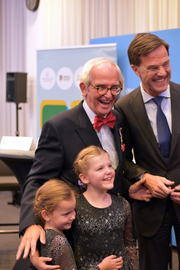 Minister-president Mark Rutte spreekt bij de uitreiking van een Koninklijke Onderscheiding aan Jan Schinkelshoek