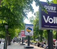 Verkiezingsborden op het Lange Voorhout in Den Haag