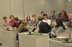 Julian Boer beantwoordt vraag uit de zaal in de Eerste Kamer