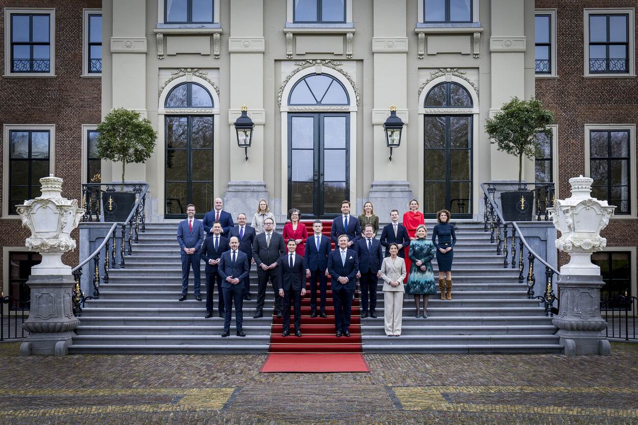 Politiek-ambtelijke verhoudingen onder het minderheidskabinet-Jetten: worden ambtenaren politieker?