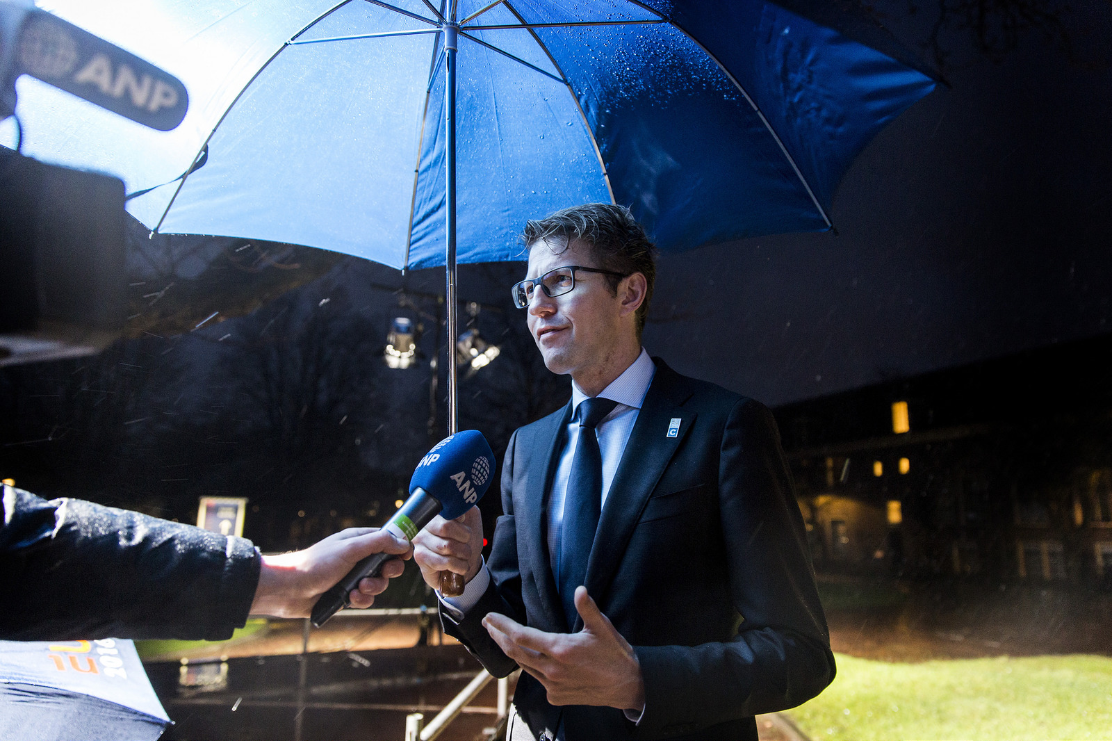 De democratische rechtsorde kun je niet met onconstitutionele middelen bevorderen