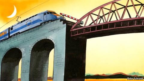 Stilstaande trein op spoorbrug