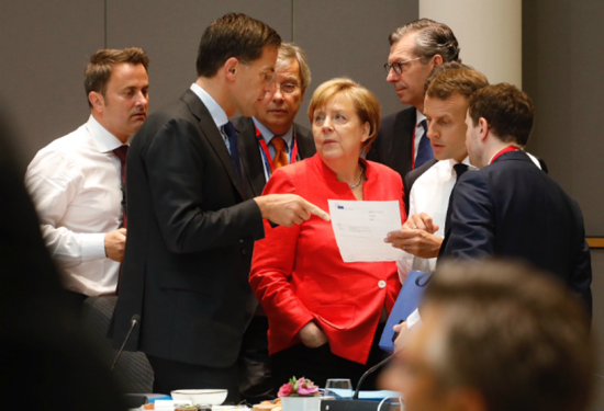Foto Raad van de EU. Mark Rutte bemiddelend tussen kanselier Merkel en president Macron? Links de premier van Luxemburg Xavier Bettel, op de achtergrond Ruttes EU-adviseurs.