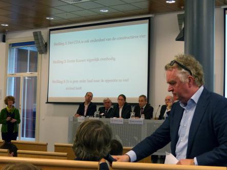 Er wordt een vraag gesteld uit het publiek