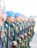 Europese militairen in uniform met geweren