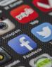 Pictogrammen op een smartphone van bekende social media applicaties, zoals Twitter en Facebook