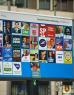Aanplakbord met verkiezingsposters van diverse partijen
