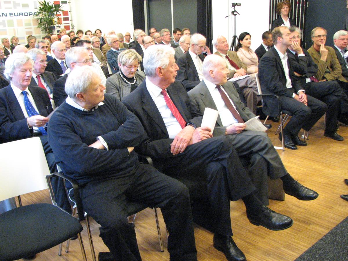 De deelnemers luisteren aandachtig