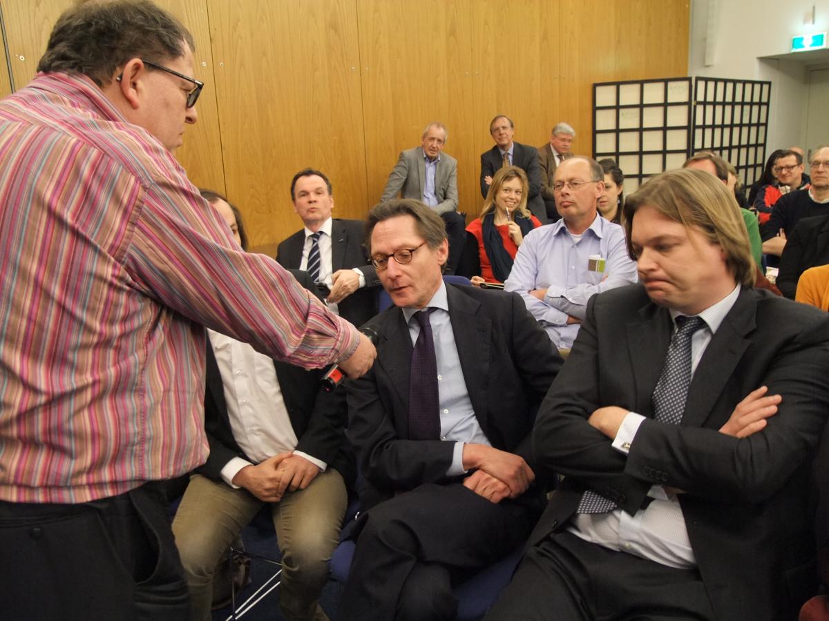 Er wordt een vraag gesteld uit het publiek