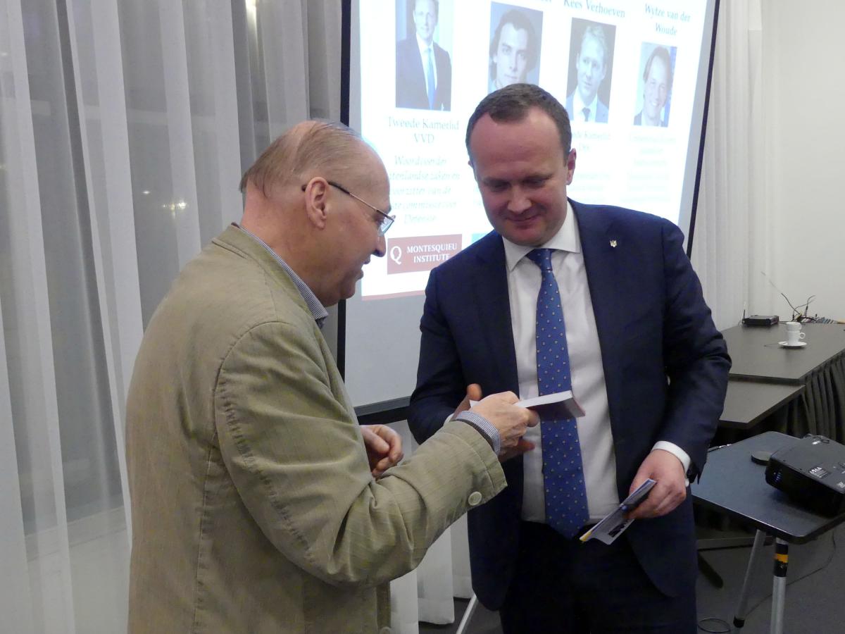 Het eerste exemplaar van de bundel "Het eerste raadgevend referendum" wordt uitgereikt aan de Oekraïnse parlementariër Ostap Semerak