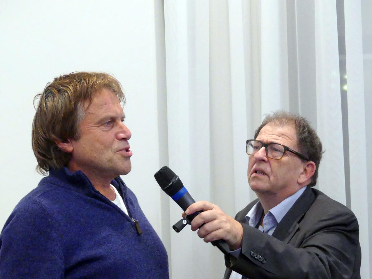Er wordt een vraag gesteld uit het publiek